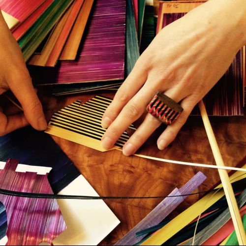 Mains et paille de seigle colorée dans l'atelier de Sabine Machabert